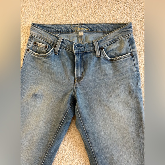 BEBE Women Mid RISE STRAIGHT LEG DISTRESSED CROP DENIM JEANS CAPRI 28 Light Wash - Picture 3 of 10